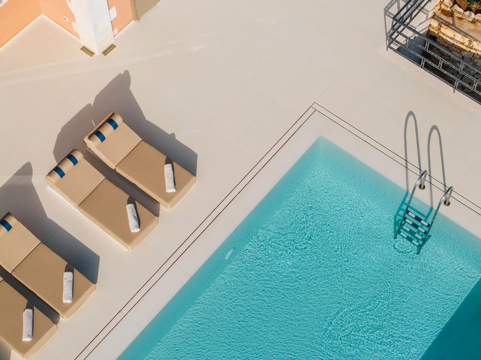 Pool view, Swimming pool, sunbed