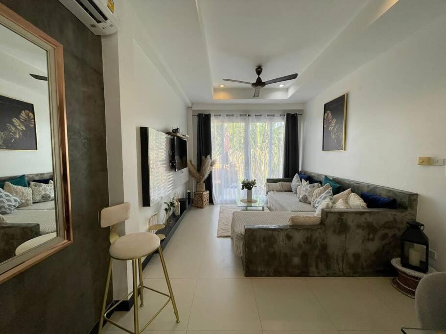 TV and multimedia, Living room, Seating area, air conditioner