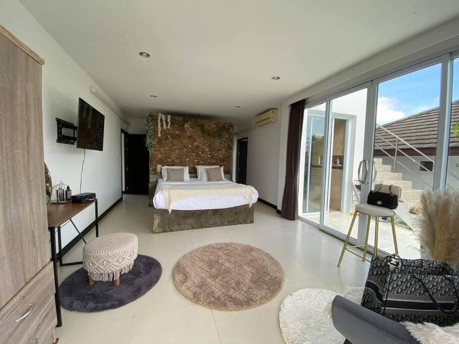 Bed, TV and multimedia, Photo of the whole room, Bedroom