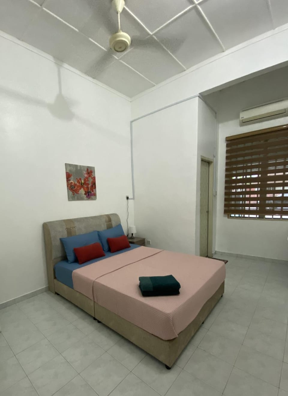 Bed, Photo of the whole room, Bedroom, fireplace