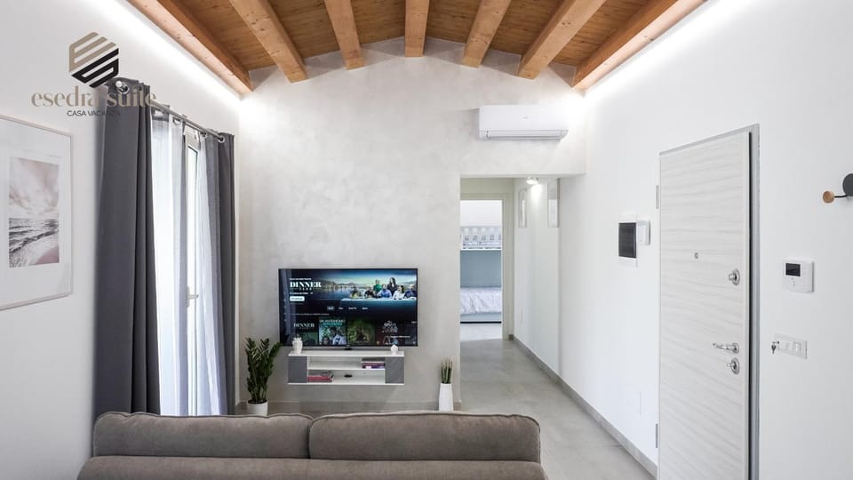 TV and multimedia, Living room, Seating area, locker