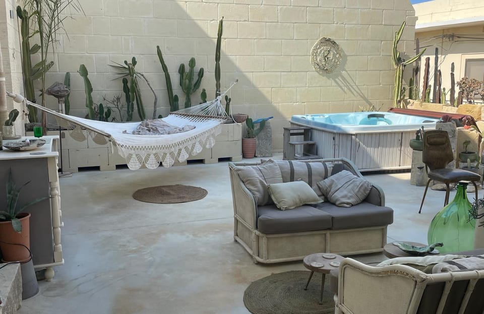 Patio, Day, Hot Tub, Balcony/Terrace, Seating area, Pool view