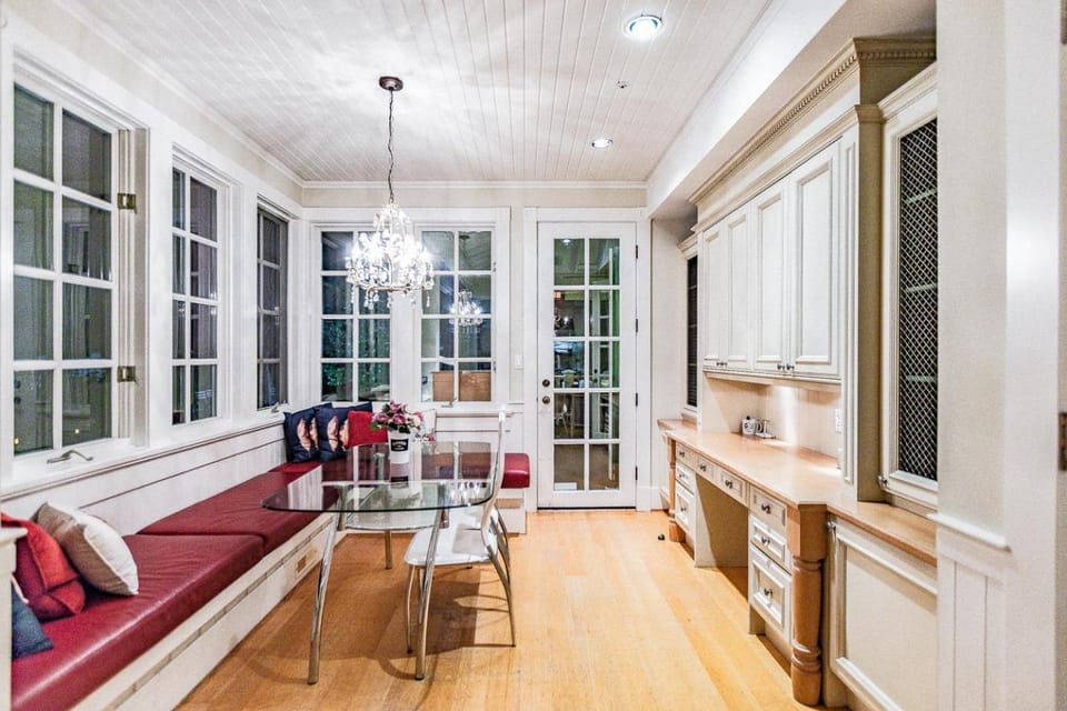 Kitchen or kitchenette, Seating area