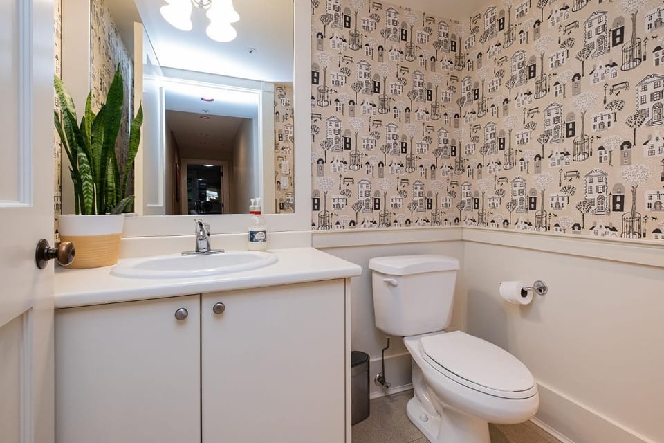 Bathroom, Photo of the whole room, Decorative detail