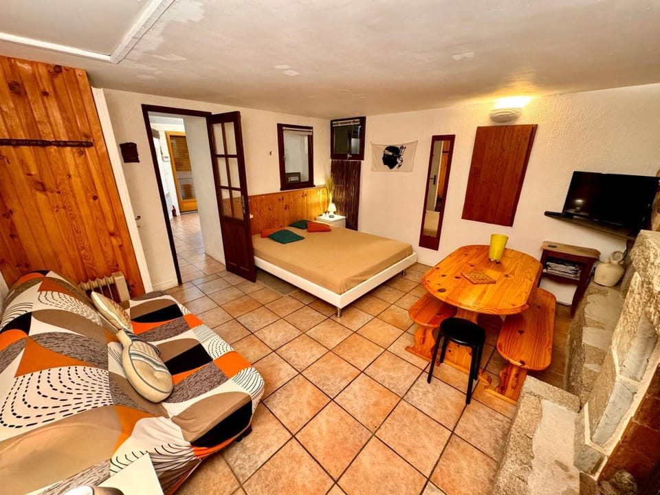 Casa Jeannot typique Corse en pierre, 2 pers, f2, 35 m2, jardin 60m2 vue montagne, parking gratuit Apartment in Corsica