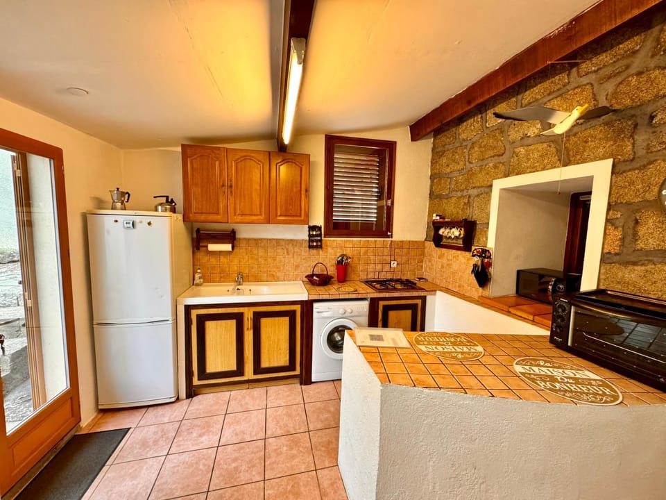 Casa Jeannot typique Corse en pierre, 2 pers, f2, 35 m2, jardin 60m2 vue montagne, parking gratuit Apartment in Corsica
