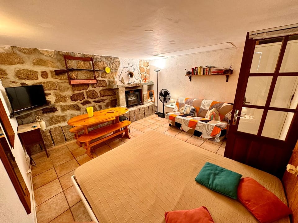 Casa Jeannot typique Corse en pierre, 2 pers, f2, 35 m2, jardin 60m2 vue montagne, parking gratuit Apartment in Corsica