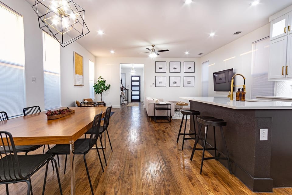Kitchen or kitchenette, Seating area, Dining area