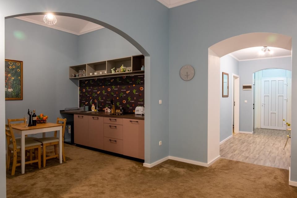 Kitchen or kitchenette, Dining area