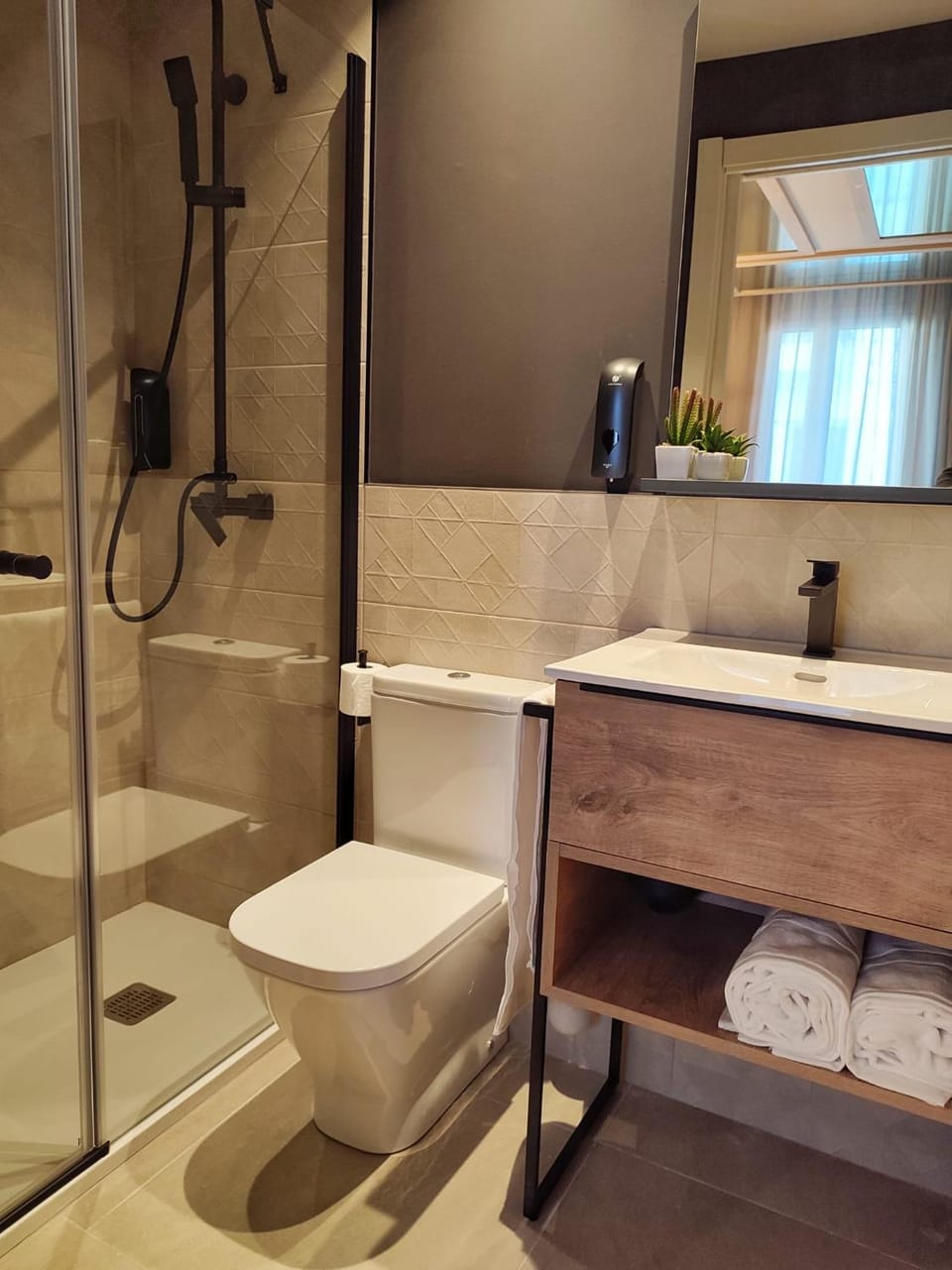 Shower, Toilet, Bathroom, towels