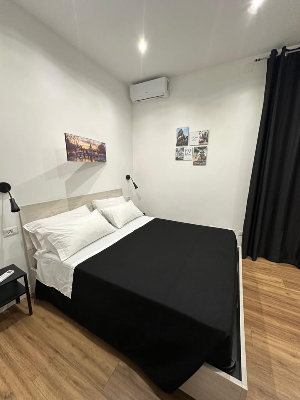 Bed, Photo of the whole room, Bedroom, air conditioner