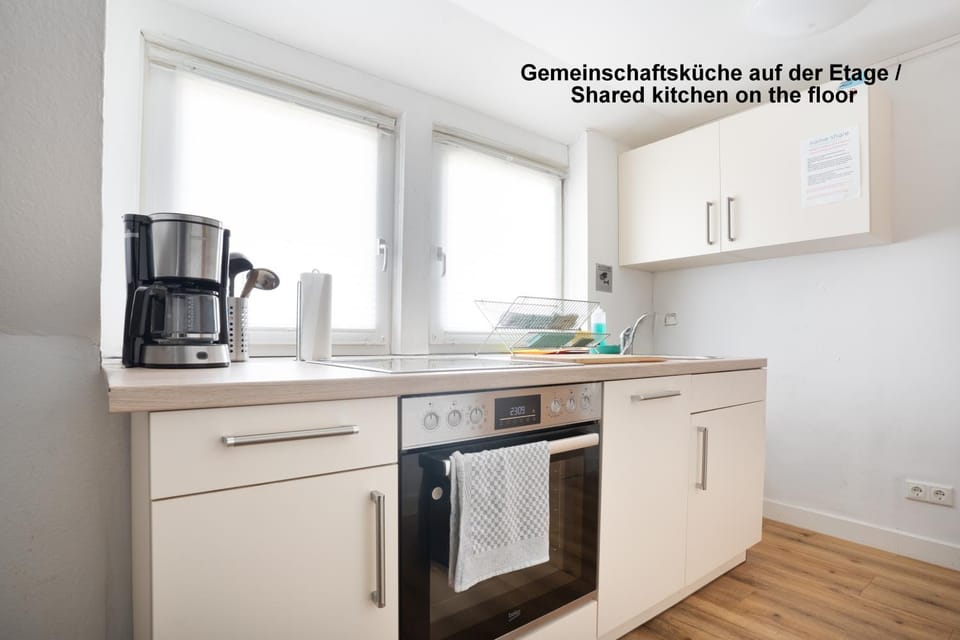 Coffee/tea facilities, Kitchen or kitchenette, Communal kitchen, stove