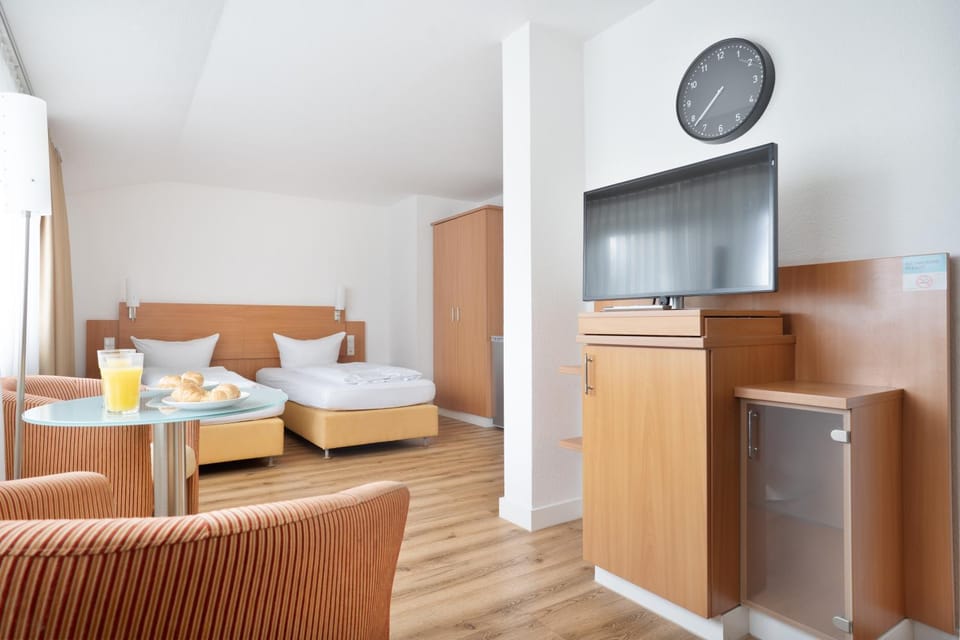Bed, TV and multimedia, Living room, Seating area, Dining area, Bedroom