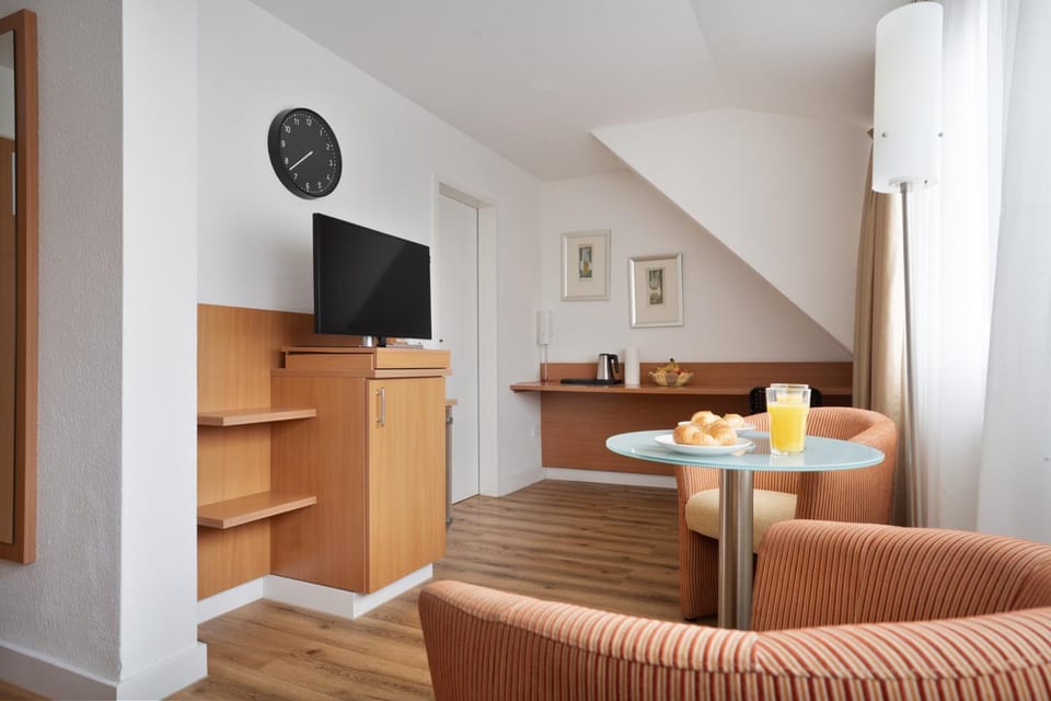 TV and multimedia, Living room, Photo of the whole room, Seating area, Dining area