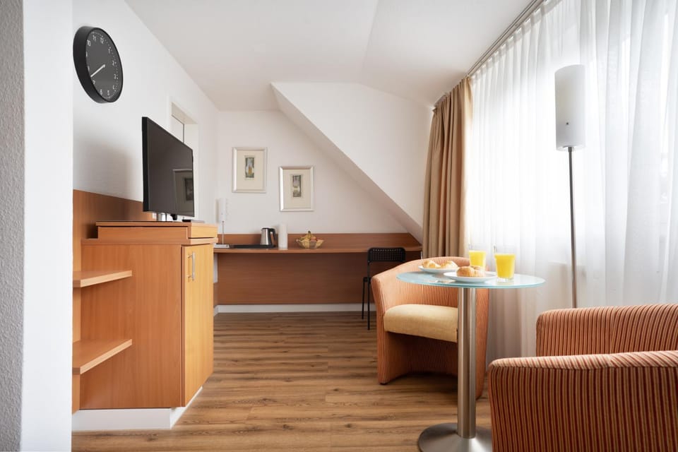 Bed, TV and multimedia, Living room, Photo of the whole room, Seating area, Dining area