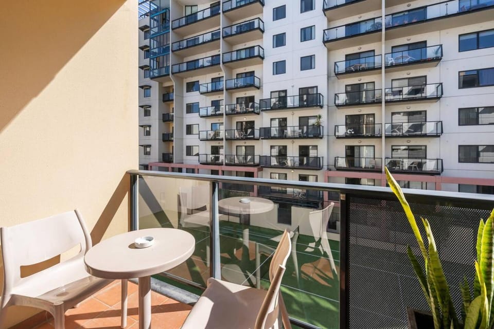 309 Secret City Sanctuary PoolView Apartment in Perth