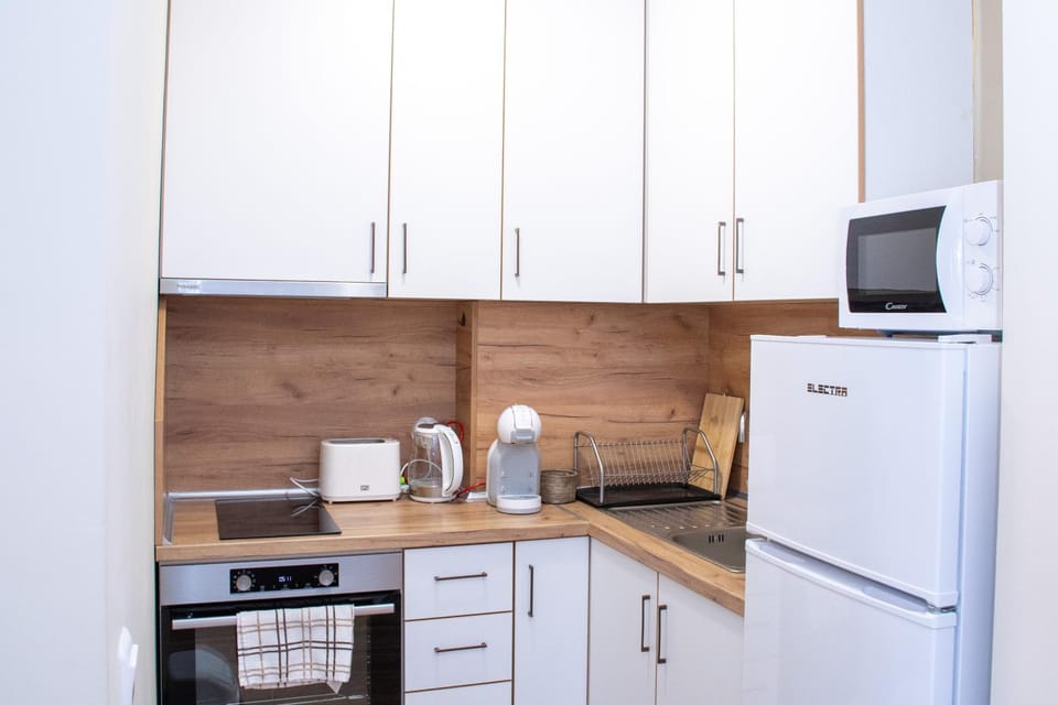 Coffee/tea facilities, Kitchen or kitchenette, oven, stove, toaster