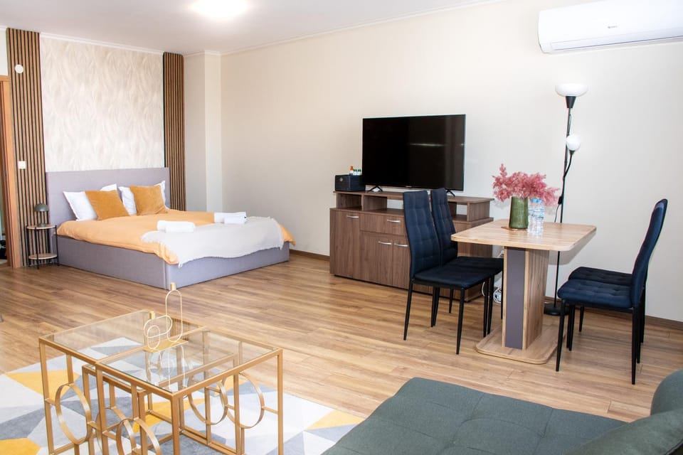 Communal lounge/ TV room, Bed, TV and multimedia, Living room, Photo of the whole room, Seating area, Dining area, Evening entertainment, Bedroom, air conditioner