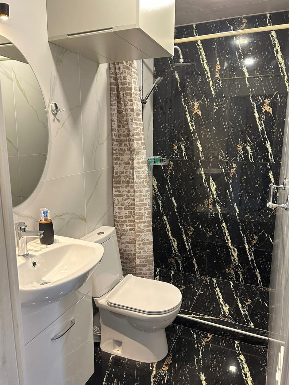 Shower, Toilet