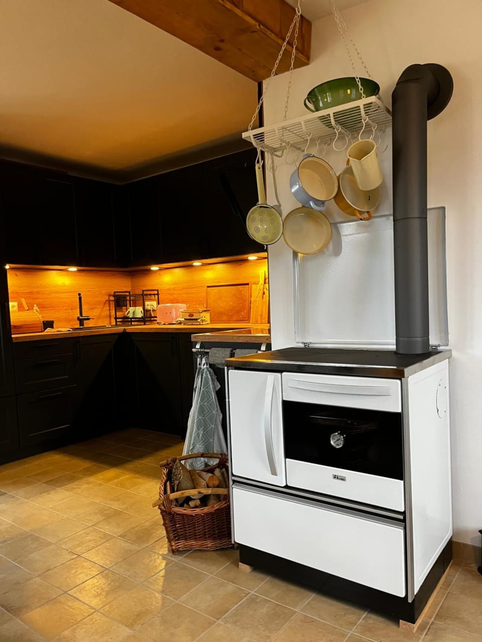 Property building, Kitchen or kitchenette, pet friendly