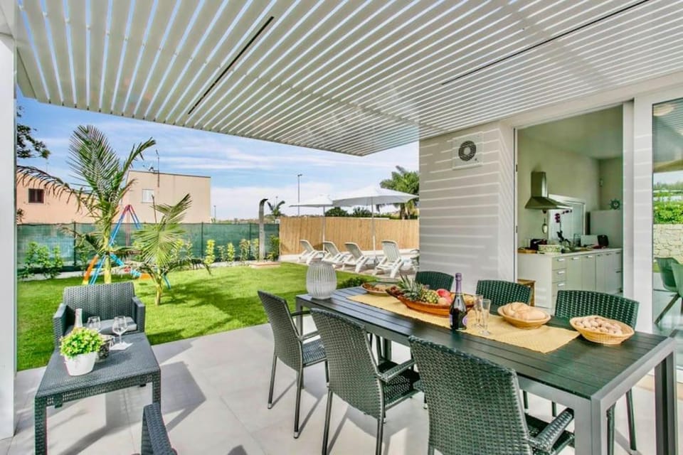 Patio, Spring, Day, Garden, Garden, View (from property/room), Balcony/Terrace, Living room, Food and drinks, Seating area, Dining area, Food, Garden view