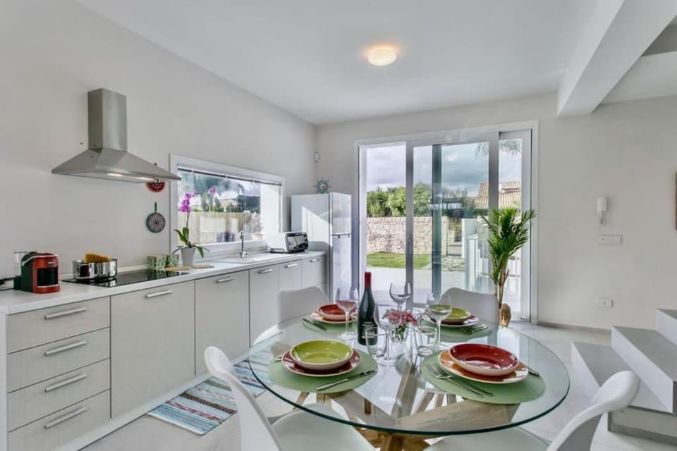 Coffee/tea facilities, Kitchen or kitchenette, Food and drinks, Dining area, Food, stove