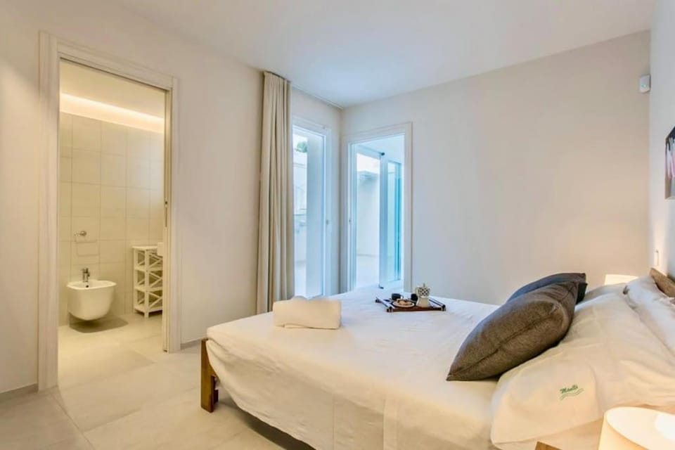 Bed, Bathroom, Photo of the whole room, Bedroom, towels