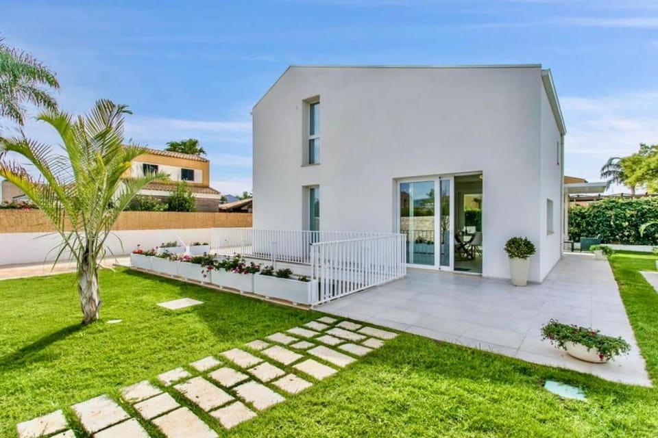 Property building, Spring, Day, Natural landscape, Garden, Garden, Garden view