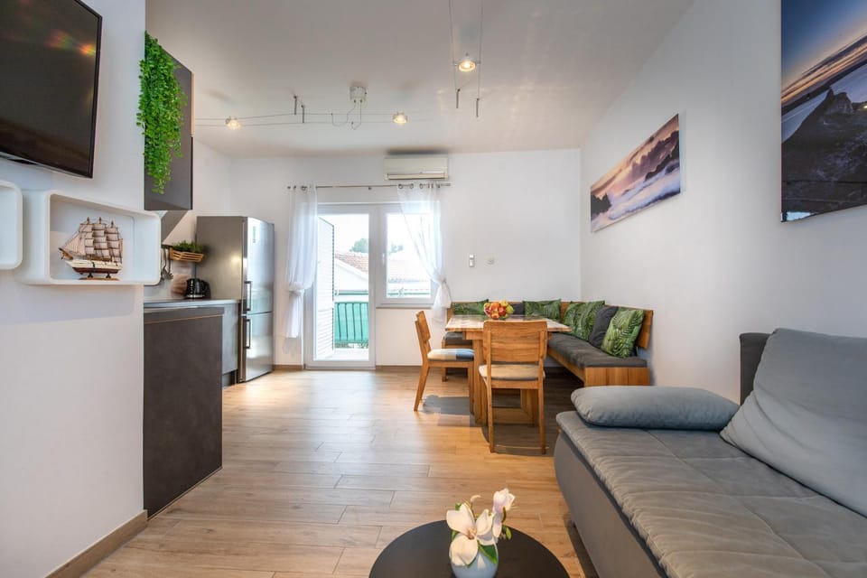 TV and multimedia, Living room, Seating area, Dining area, air conditioner