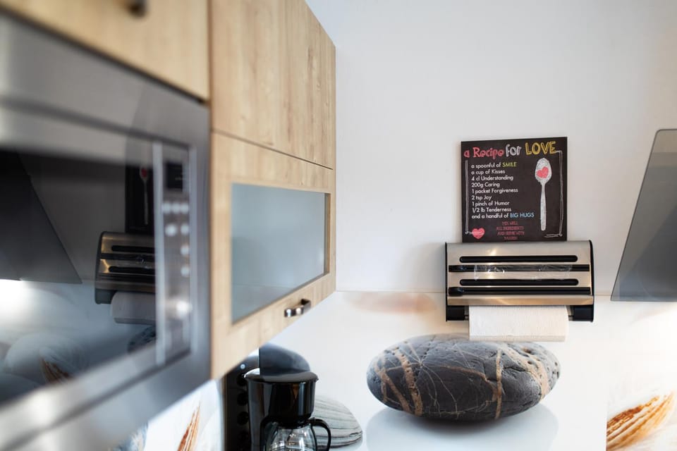Kitchen or kitchenette, minibar