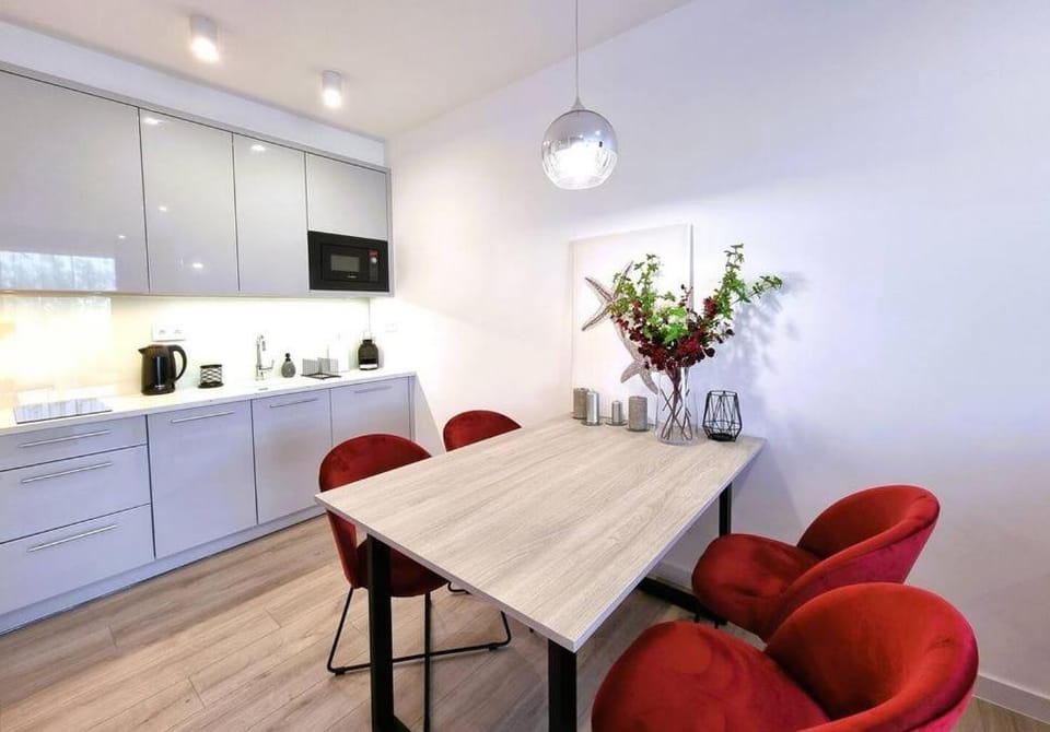 Kitchen or kitchenette, Dining area, minibar