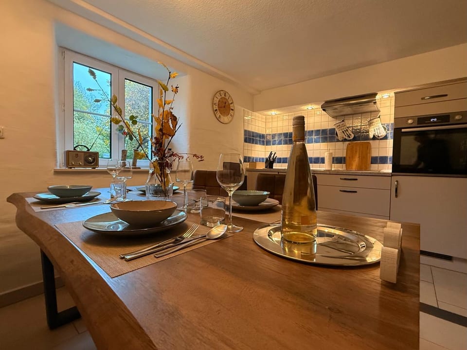 Kitchen or kitchenette, Dining area, stove