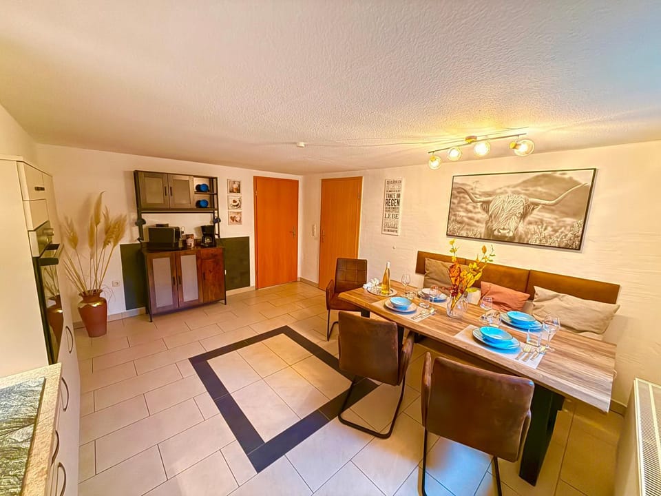 Kitchen or kitchenette, Food and drinks, Seating area, stove