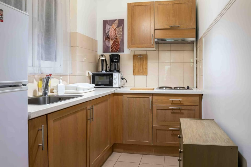 Coffee/tea facilities, microwave, oven, stove, toaster