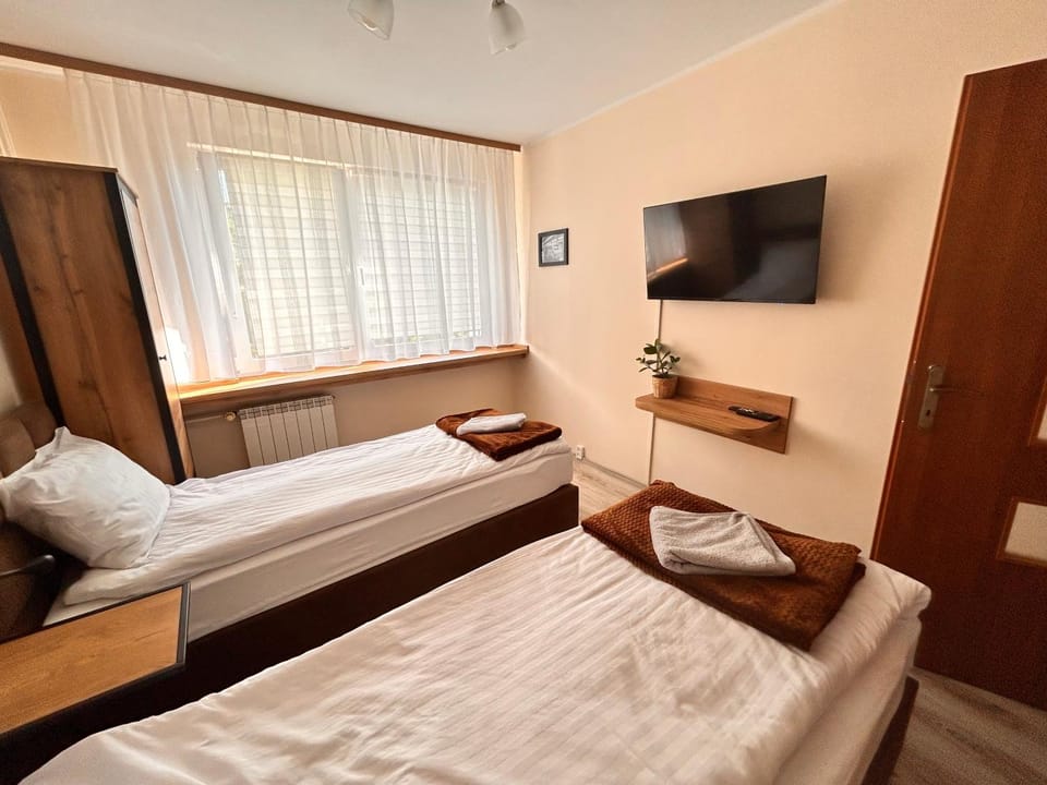 Communal lounge/ TV room, Bed, Photo of the whole room, Evening entertainment, Bedroom, wardrobe
