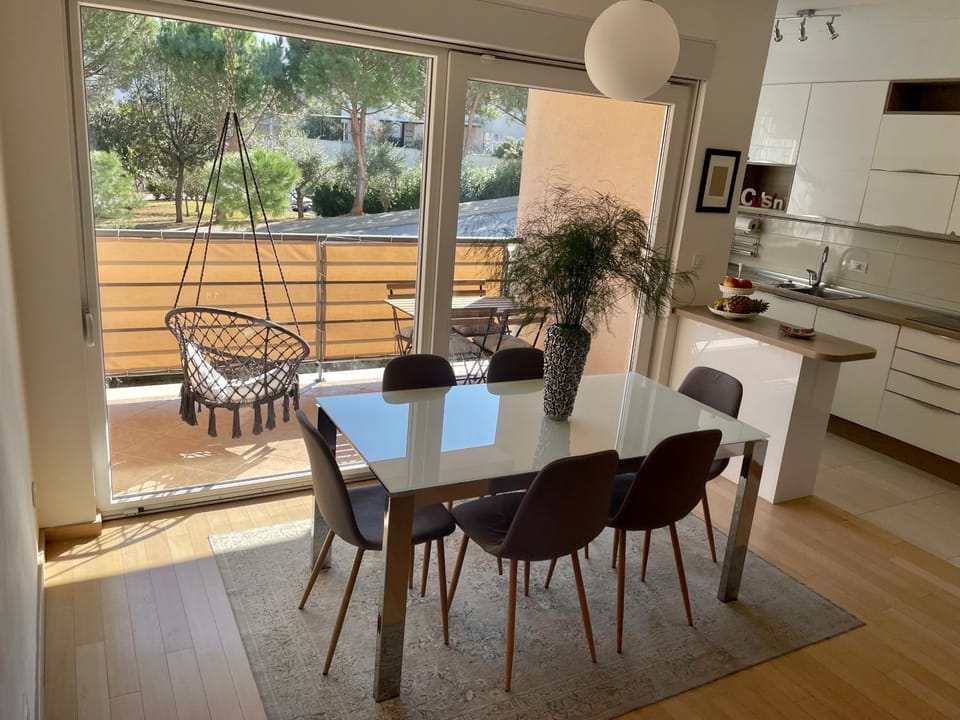 View (from property/room), Balcony/Terrace, Kitchen or kitchenette, Dining area