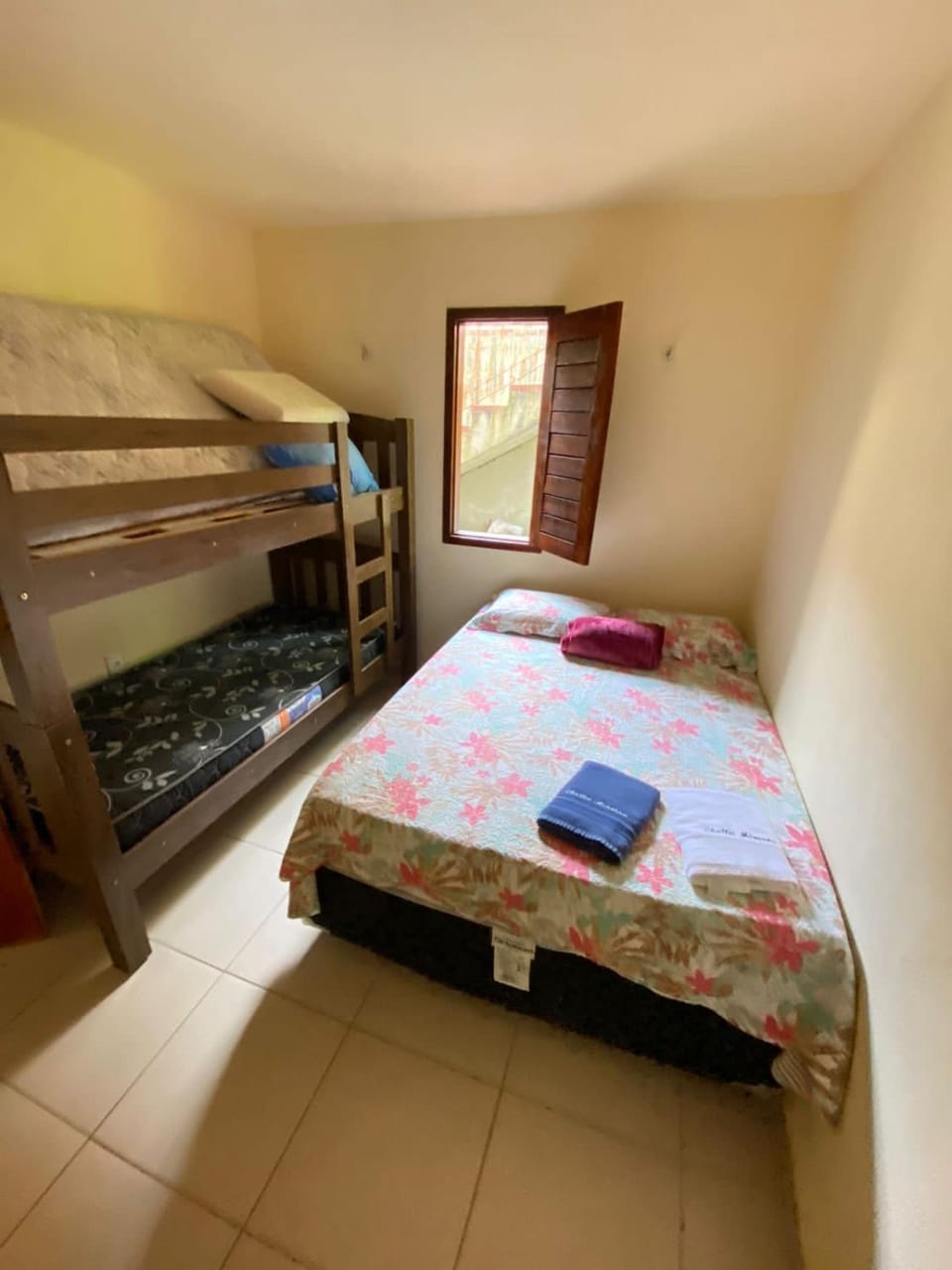 Bed, Photo of the whole room, Bedroom, bunk bed, towels