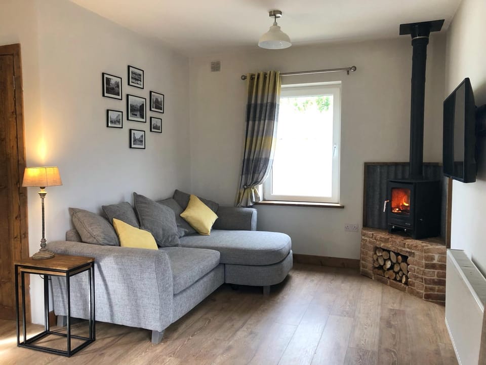 TV and multimedia, Living room, Seating area, Evening entertainment, flat iron