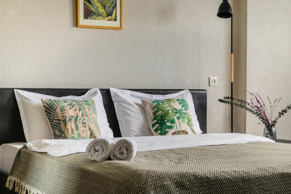 Апартаменты MOON APARTMENTS - ROZYBAKIEVA 45 Apartment in Almaty