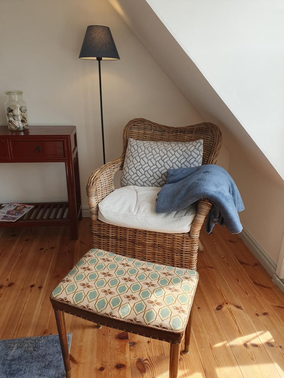 Photo of the whole room, Seating area