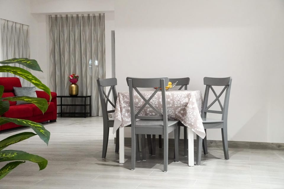 Seating area, Dining area