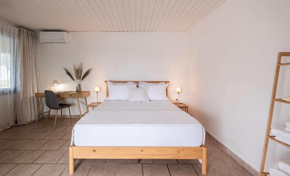 Photo of the whole room, air conditioner