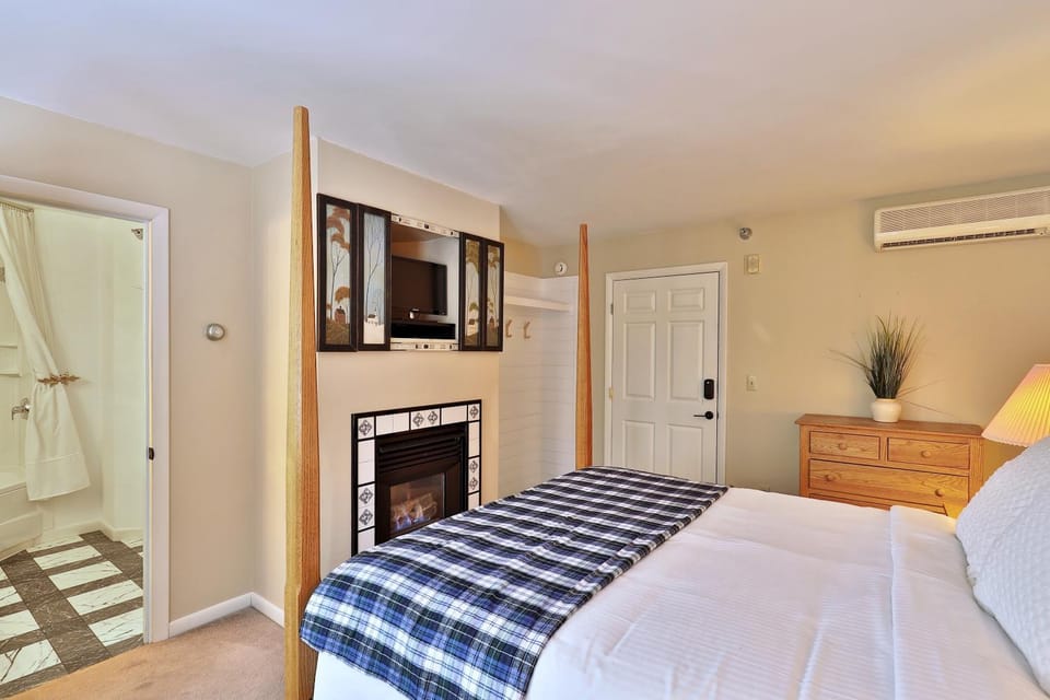 The Birch Ridge- Blue Velvet Room #10 - Queen Suite in Killington, Vermont, Hot Tub, Lounge, home Nature lodge in Mendon