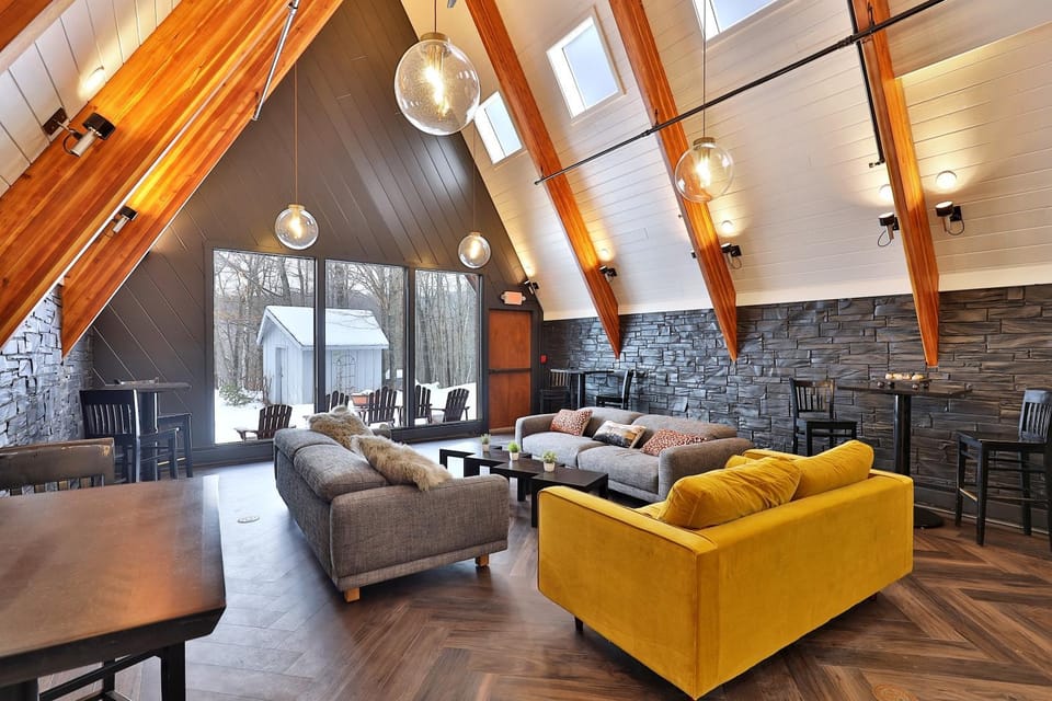 The Birch Ridge- Blue Velvet Room #10 - Queen Suite in Killington, Vermont, Hot Tub, Lounge, home Nature lodge in Mendon