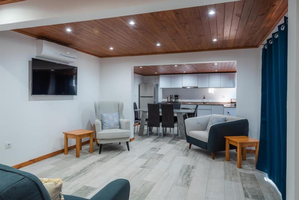TV and multimedia, Kitchen or kitchenette, Living room, Seating area, Dining area