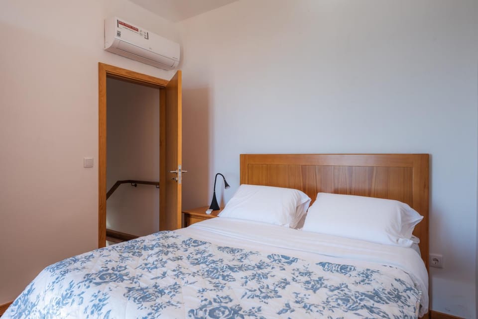 Bed, Bedroom, air conditioner