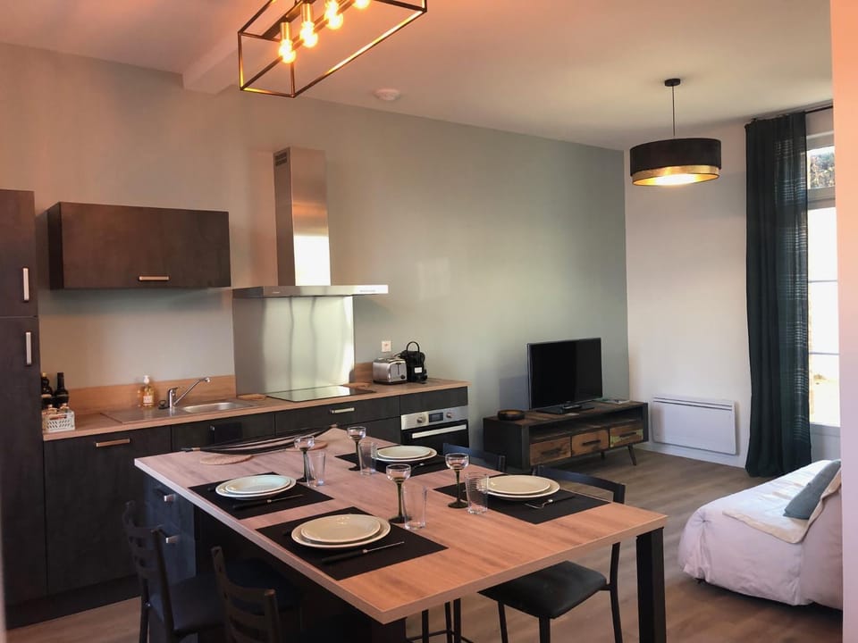 Kitchen or kitchenette, Dining area