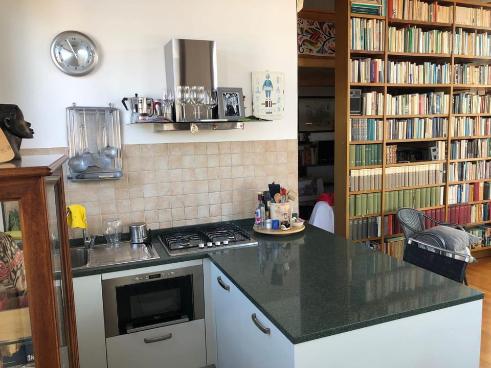 Kitchen or kitchenette, minibar, stove