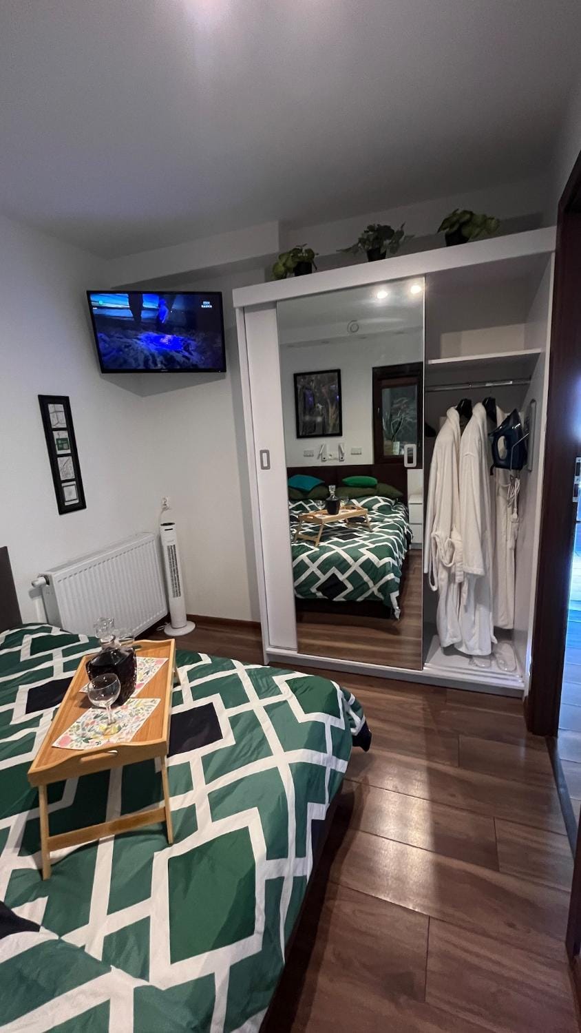Bed, TV and multimedia, Bedroom, flat iron, locker