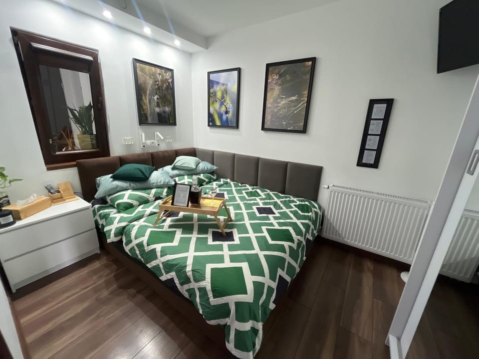 Bed, TV and multimedia, Bedroom